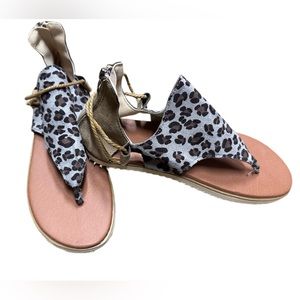 NWOT! Size 8 Gray Leopard Thong Sandal